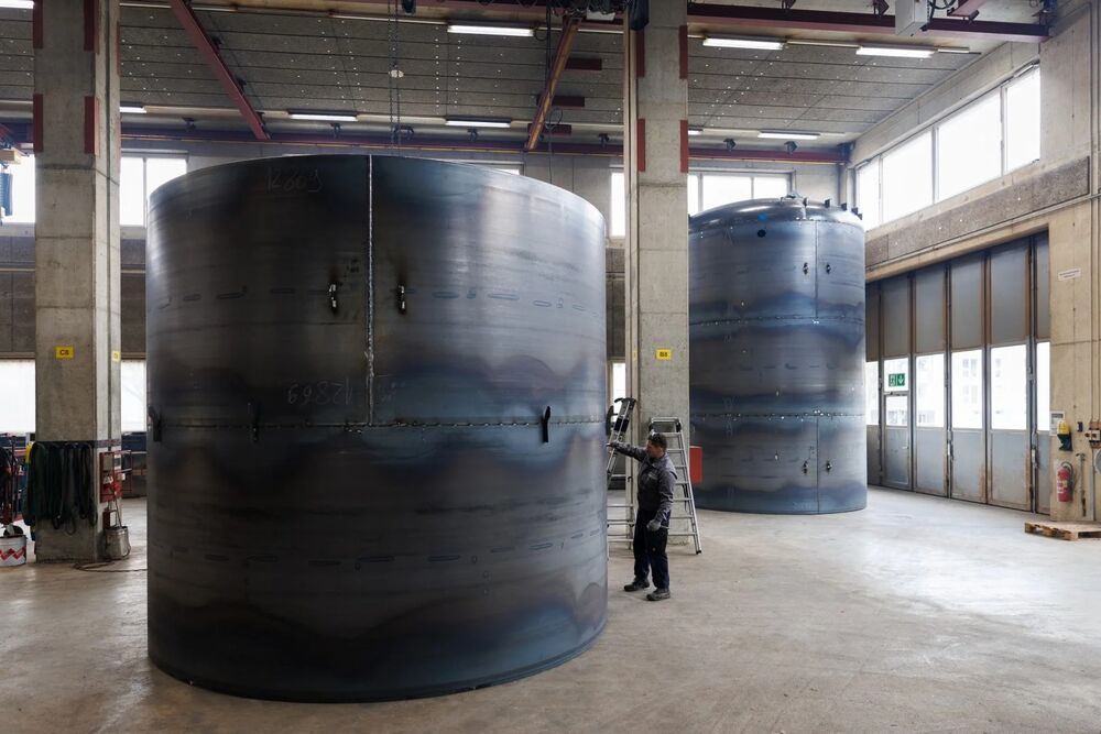 Produktion des Rekord-Speichers mit 320 m3 Nutzinhalt, 25 m Höhe, 4.1 m Durchmesser und 25 t Leergewicht.